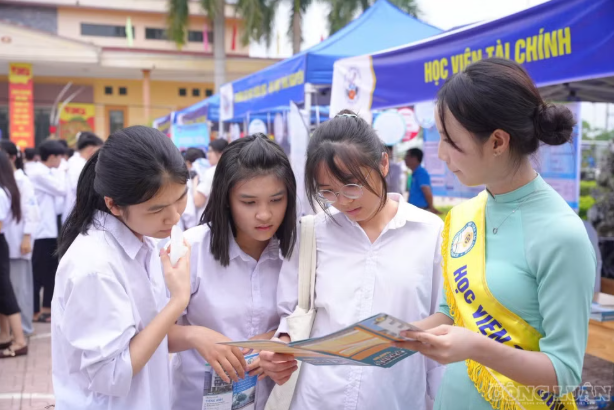 Đạt 19-22 điểm vẫn rộng cửa vào nhóm ngành kinh tế, tài chính