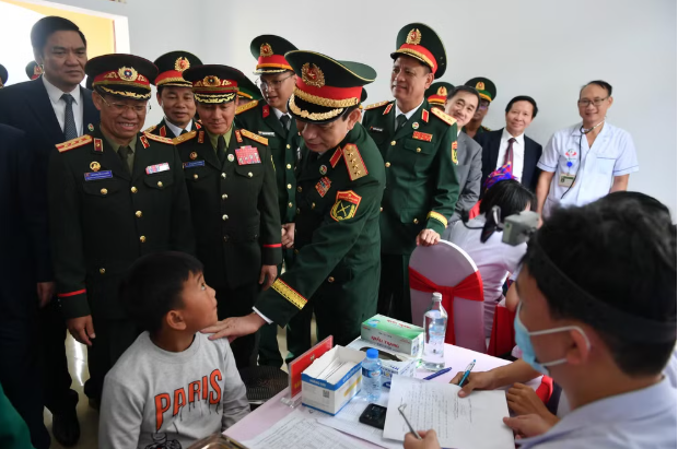 Trao sinh kế, chăm lo sức khỏe cho người dân nơi biên giới Việt - Lào