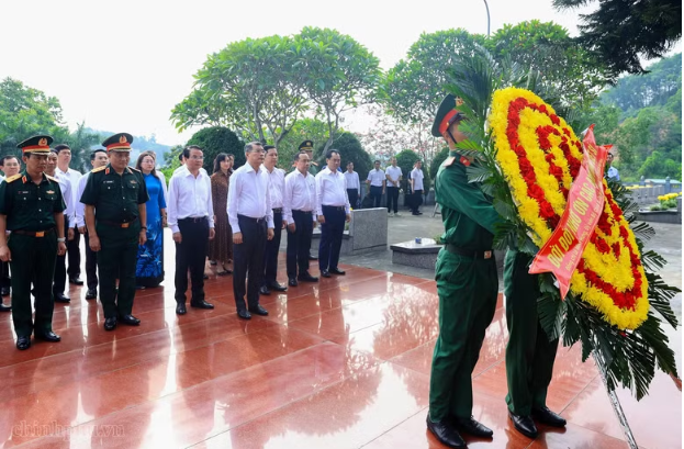 Thủ tướng dâng hương tưởng niệm các Anh hùng liệt sĩ, tặng quà gia đình người có công tại Lào Cai